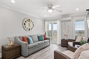 A Place at The Beach 9540-3G Living Area