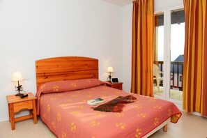 Get a good night's sleep in the master bedroom on the Double bed.
