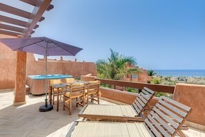 Jacuzzi sur le toit avec les chaises longues