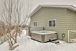 Evenings call for soaking and relaxing in the fresh Lander air. Max. occupancy is no more than 5 guests. (Shared amenity if unit one is occupied)