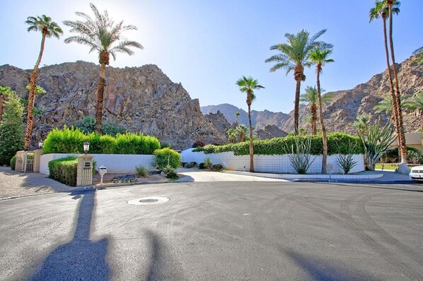 Mid Century Home In Indian Wells Country Club. 28 Day Stay Required