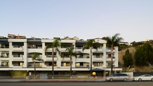 Riviera Shores - Bldg Front