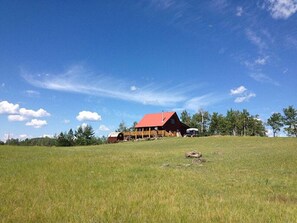 [Lakeview House] Exterior view of house