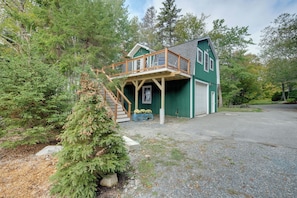 Exterior | 2nd-Floor Unit | Driveway Parking (1 Vehicle)