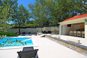 Villa Škura - privater Pool 32m2 und voll ausgestattete Sommerküche mit Grill & Toilette
