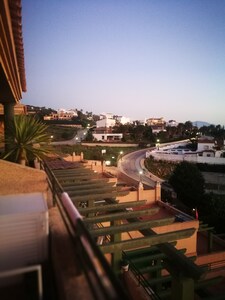 2 Bedroom Apartment with Upstairs Kingsize Bedroom