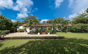 Over 1 acre of landscaped tropical gardens - perfect for families with kids or groups needing a large space