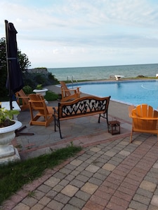 California Chic in Stoney Creek, lakefront, pool