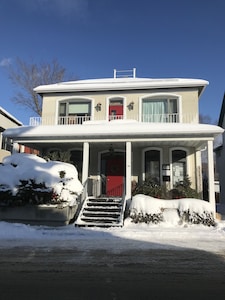 LA CAMPAGNE au centre-ville de Baie St PaulUNIQUE