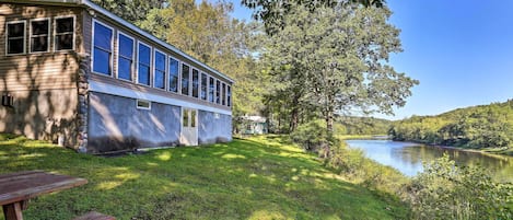 A waterfront getaway on the Delaware River awaits at this fantastic getaway.