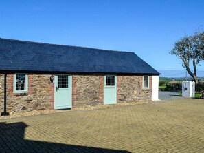 Pretty, single-storey cottage | Penrhos Bach, Carmel, near Llangefni