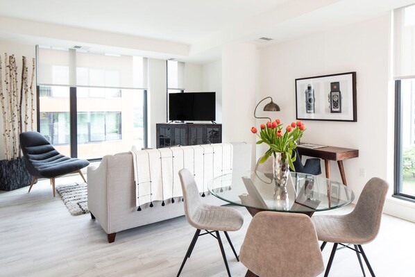 Spacious 3bd+2ba luxury apartment w/ bright, natural light. 