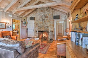 Living Room | Free WiFi | Cable TV | Central Heat | Wood-Burning Fireplace
