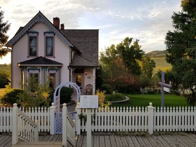 Historic Virginia City Guest Cabin (Entire Guest House)