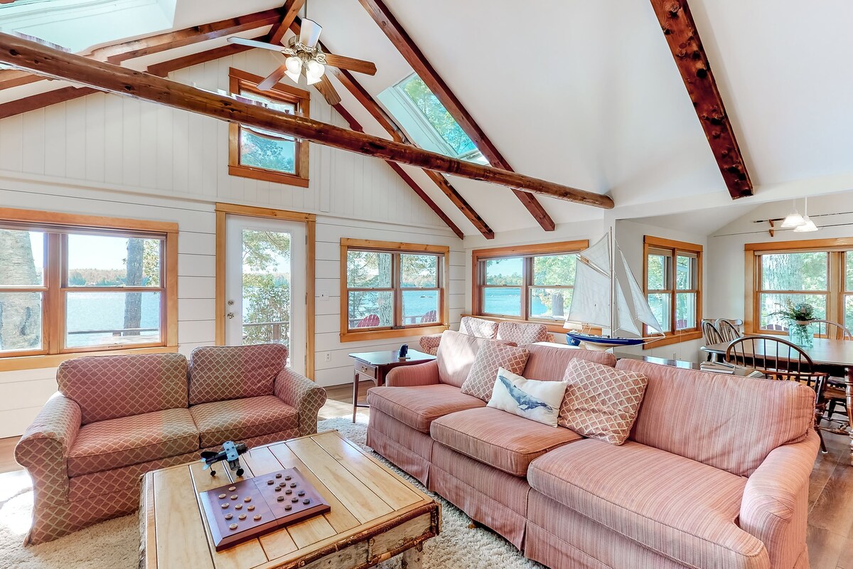 Lakefront cottage w/ beautiful views, furnished deck & cozy atmosphere
