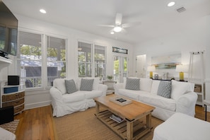 OPEN FLOOR PLAN, FAMILY FAVE- SLEEPS 10, GREAT LOCATION