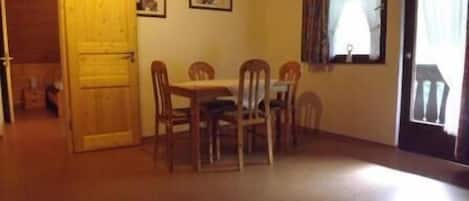 Ferienwohnung "Elzblick", 40qm, 1 Schlafzimmer, 1 Wohn-/Schlafzimmer, max. 5 Personen-Wohn- und Essbereich