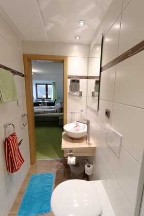 Doppelzimmer Komfort ll ohne Balkon-Badezimmer