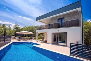 Moderne Villa Zora- 30m2 beheizter Pool,Garten mit Grillbereich