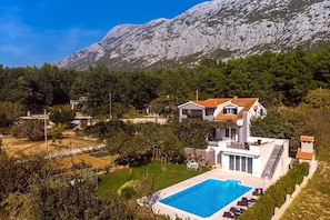 View on the whole property and surrounded area