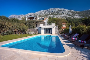 Villa Golden garden suitable for 6 people,beautiful environment, spacious pool