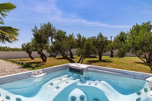 Villa Suker with Jacuzzi, Pool, 5 Bedrooms, close to the sea, max. 12 person
