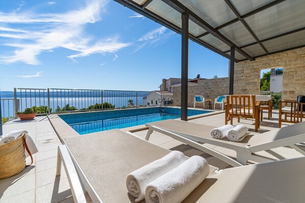 Villa Oslo with heated  pool 6*4m, sea views and 4 bedrooms