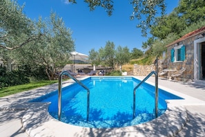Sun deck area with 6 comfortable  lounge chairs