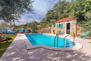 VILLA VULTANA with 30m2 private, heated pool, 4 bedrooms and play area