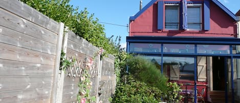 Maison vue de la terrasse.