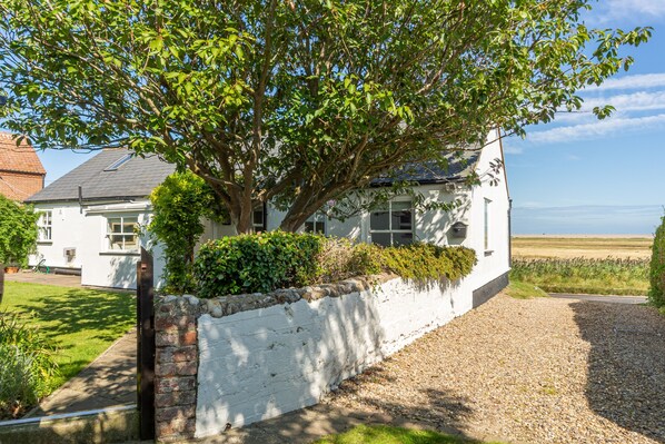 Fridays Barn, Salthouse: Situated in an enviable position with views to the marshes