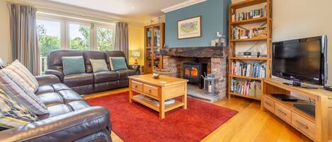 Kittiwake Cottage: Bright duel-aspect sitting room