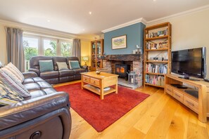 Kittiwake Cottage, Brancaster: Bright duel-aspect sitting room