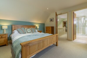 Kittiwake Cottage, Brancaster: Master bedroom with king-size bed