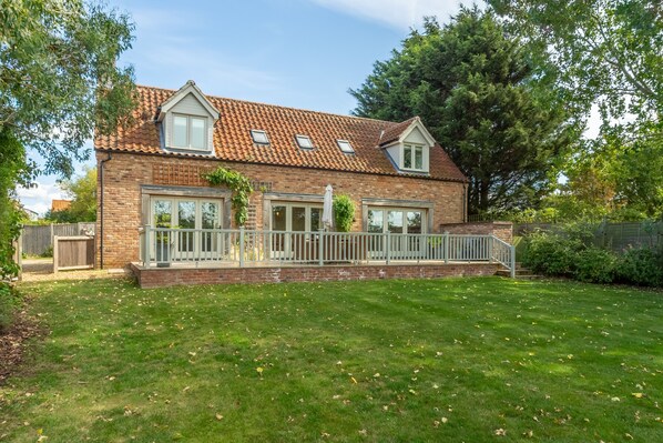 Kittiwake Cottage, Brancaster: Large enclosed rear garden