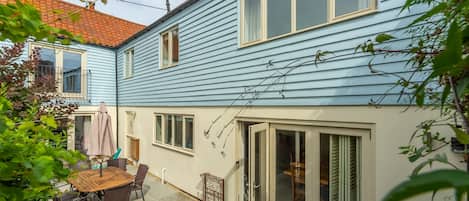 Hideaway House, Wells-next-the-Sea: side elevation