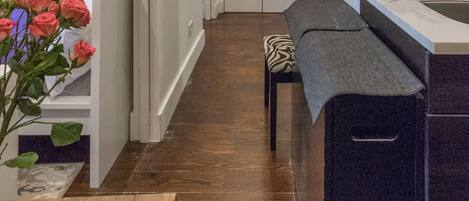 Beautiful comfortable stylish Manhattan loft for 6 people to enjoy together.