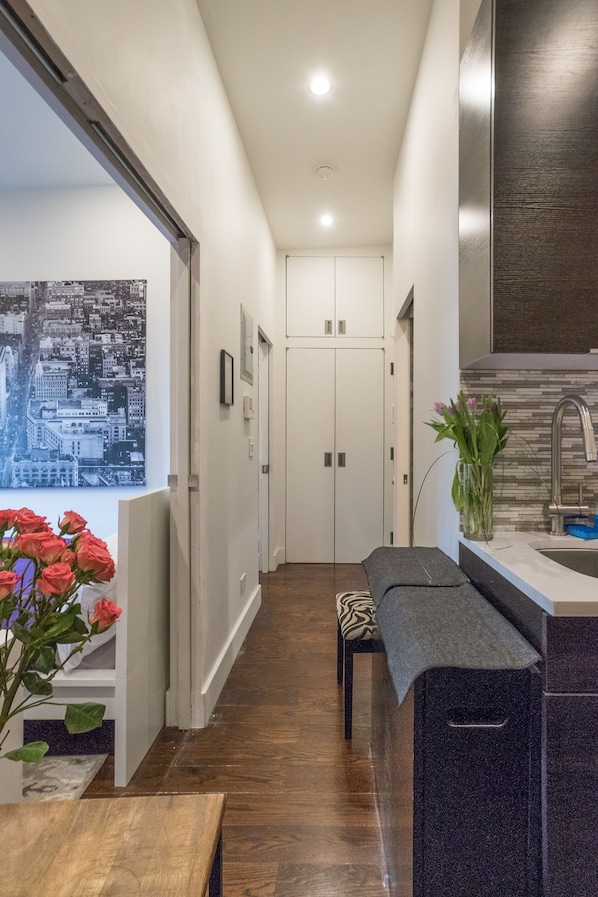 Beautiful comfortable stylish Manhattan loft for 6 people to enjoy together. 