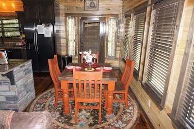 Brand New!! "Leather & Lace" Luxury Cabin! Great for couples or family of 4