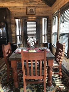 Brand New!! "Leather & Lace" Luxury Cabin! Great for couples or family of 4