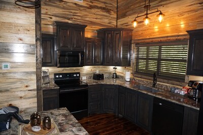 Brand New!! "Leather & Lace" Luxury Cabin! Great for couples or family of 4