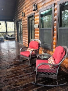 Brand New!! "Leather & Lace" Luxury Cabin! Great for couples or family of 4