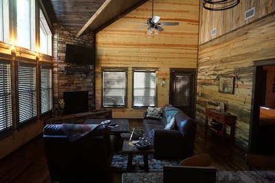 Brand New!! "Leather & Lace" Luxury Cabin! Great for couples or family of 4