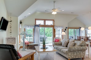 CC376: Wood Duck Inn l Top Level Living Area