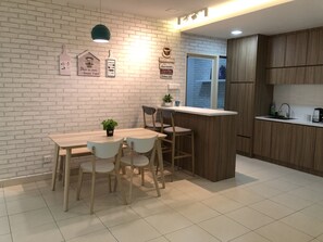 Dry kitchen area with an Awesome Stunning Small quartz stone island table