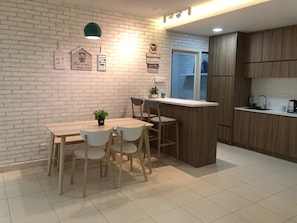 Dry kitchen area with an Awesome Stunning Small quartz stone island table