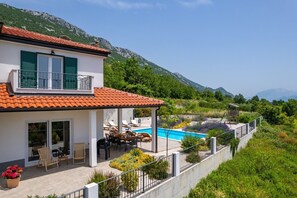 Villa Belina with 4 ensuite bedrooms, game room, private pool, sauna & gym