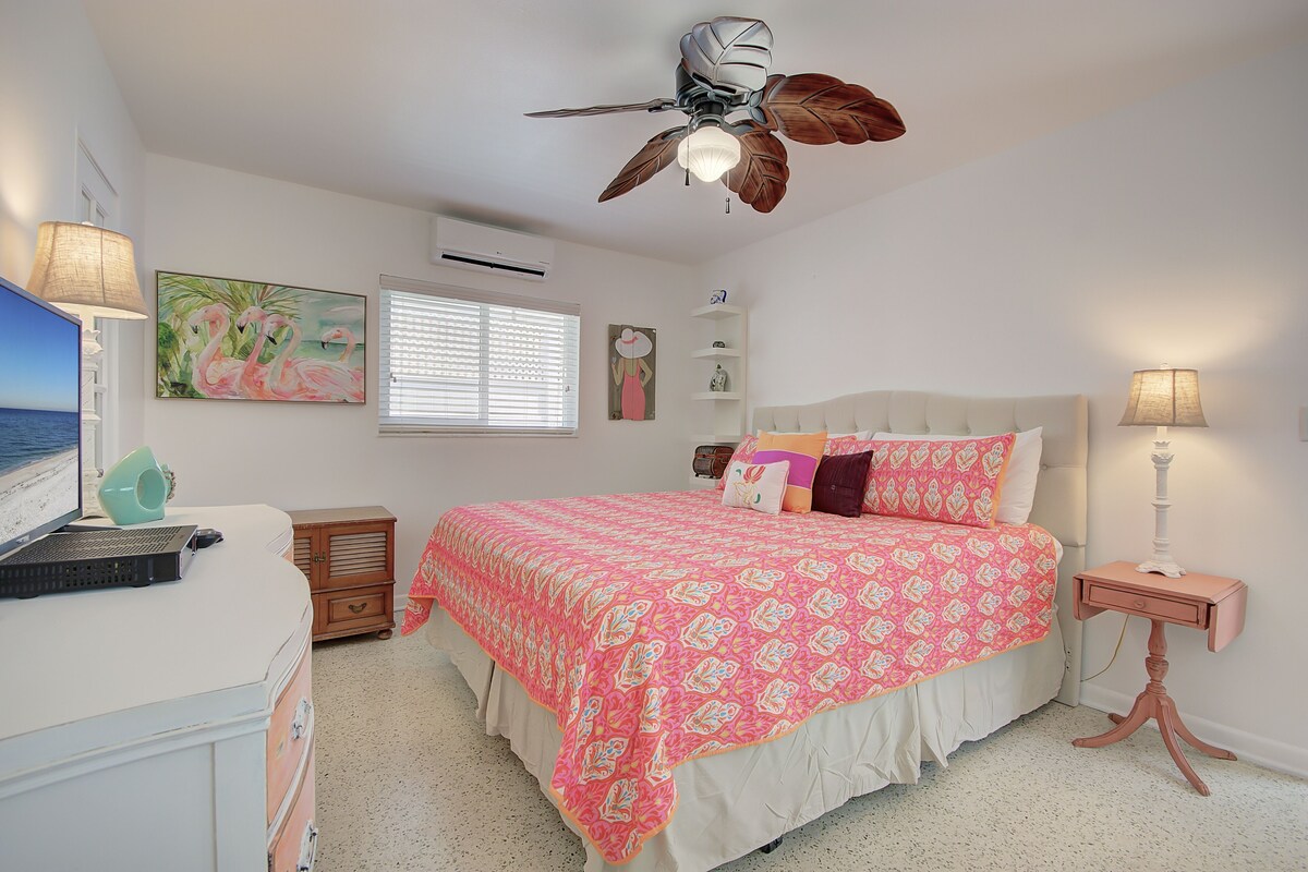 Steps to the Beach, no car needed, recently remodeled, and a King Size Bed!  ppA