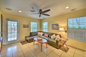 Living Room | Free WiFi | Smart TV | Central A/C