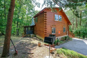 Pigeon Forge Pet Friendly Cabin - Cedar Lodge - Parking area